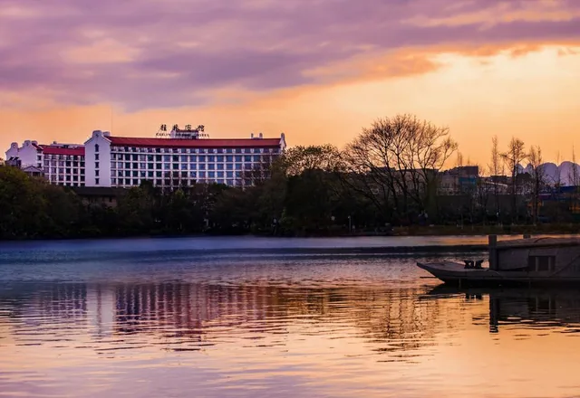 Guilin Bravo Hotel beside Rong Lake