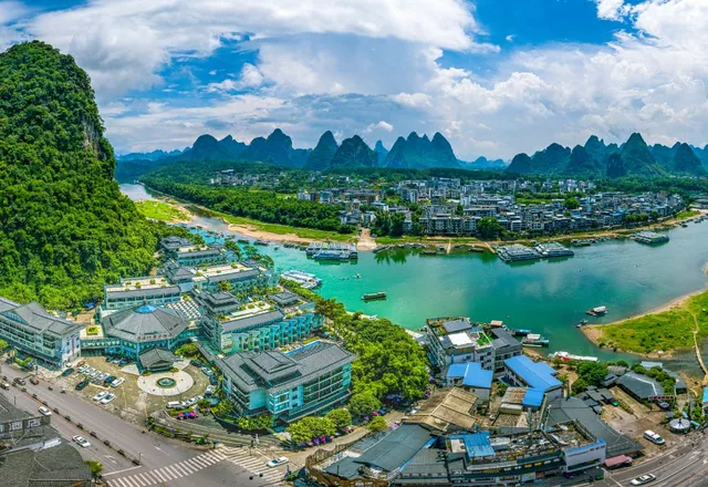 Yangshuo Green Lotus Hotel beside the Li River